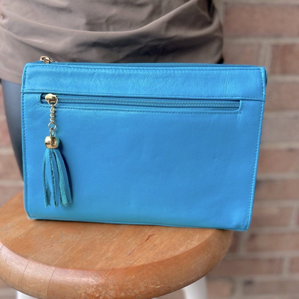 NWOT This Laura Gayle leather shoulder and hand bag. In blue.